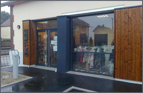 Façade de commerce avec grande vitrine et porte vitrée